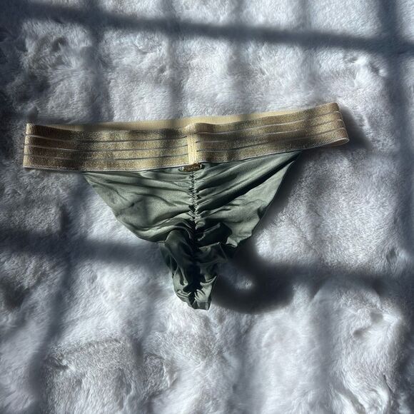 BEACH BUNNY SKIMPY BOTTOM.. - Picture 5 of 5